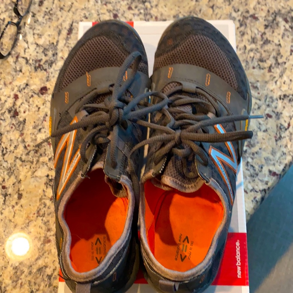 Men’s new balance vibram size 9.